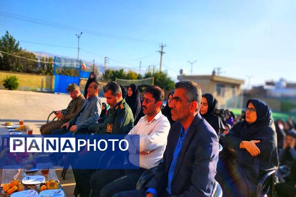 نواختن زنگ مدرسه عشق به‌مناسبت گرامیداشت هفته بسیج در شهرستان باشت