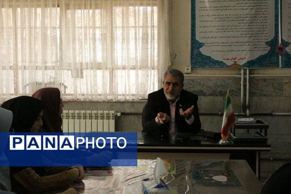 هم‌اندیشی مدیر و معلمان"دبستان گل‌های بهشت" فیروزکوه