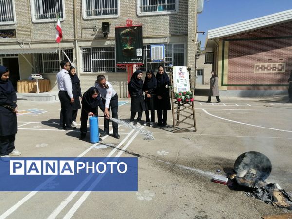بزرگداشت روز آتش و ایمنی در دبیرستان کوثر فرهنگیان 