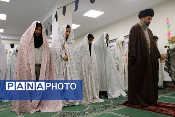 اقامه نماز جماعت در دبیرستان هجرانی پردیس به امامت امام جمعه شهرستان