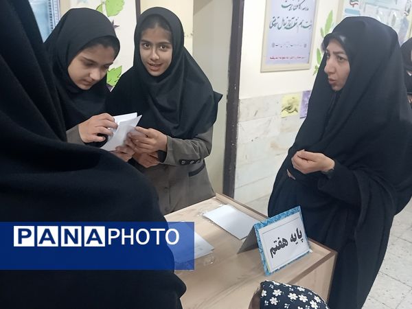 تحویل کارنامه در دبیرستان نمونه اندیشه