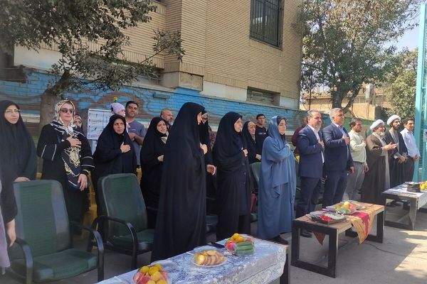 برگزاری مراسم افتتاحیه زمین چمن مصنوعی در دبیرستان شاهد علامه طباطبایی ناحیه دو شهرری 