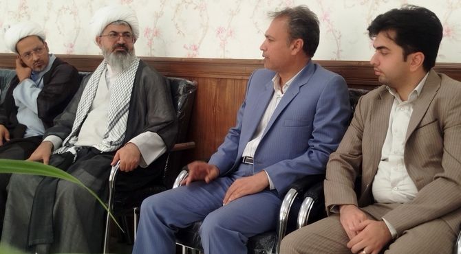 بازدید مدیر آموزش و پرورش و امام جمعه کاشمر از دبیرستان امام خمینی (ره) کاشمر 