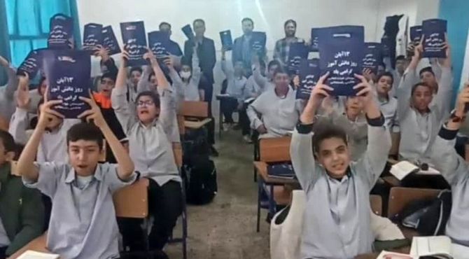 گرامیداشت روز دانش آموز  با ورزش زورخانه‌ای در دبیرستان رفسنجانی 