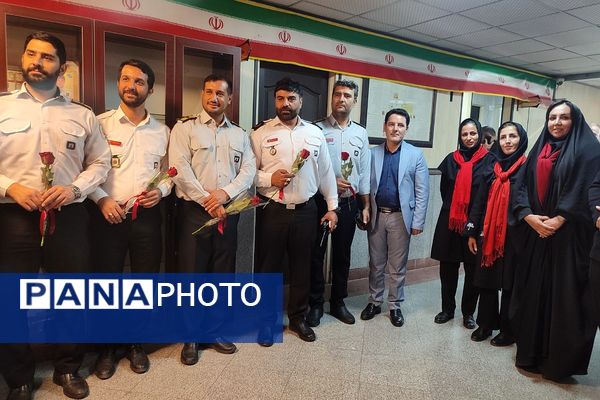 تقدیر دانش آموزان دبستان سرای دانش از قهرمانان بی ادعا در روز آتش نشانی