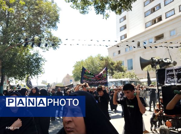 پیاده‌روی زائران بارگاه ملکوتی آقا علی‌بن‌موسی رضا (ع)