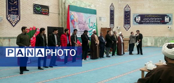 تقدیر از دانش‌آموزان برگزیده ناحیه چهار قم در جشنواره «فردا»