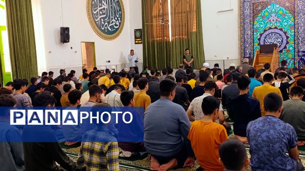  اقامه نماز جماعت و بازدید صمیمی از اعتکاف پسران در خلیل آباد