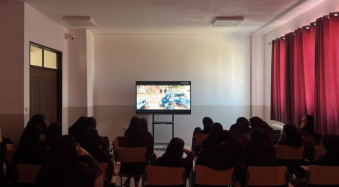 مستند ولاگ «کف لبنان» این بار در یکی از دبیرستان اشکذر پخش شد