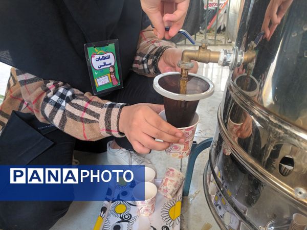 عطر فاطمی در فضای آموزش دبیرستان میرزا جعفر سروقد با برپایی ایستگاه صلواتی 