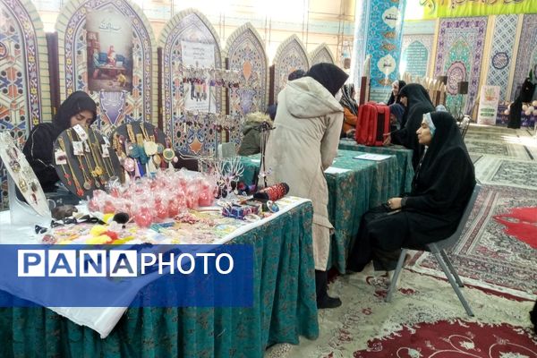 دکلمه‌خوانی دانش‌آموزان در مقابل مادران شهرستان قدس به‌مناسبت روز مادر