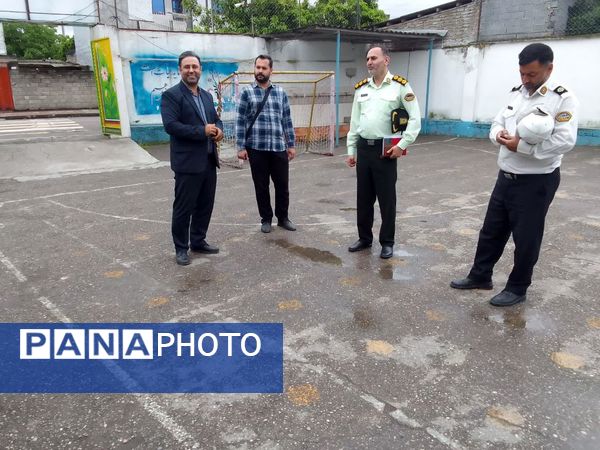 کلاس آموزش آسیب‌های اجتماعی در دبستان اسفندیار طیبی قائمشهر