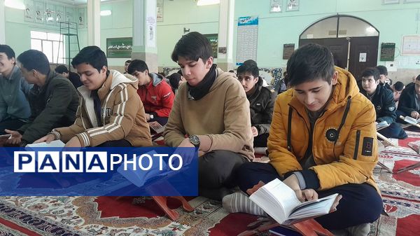 مراسم افطاری در دبیرستان دهخدا ناحیه یک کرج 