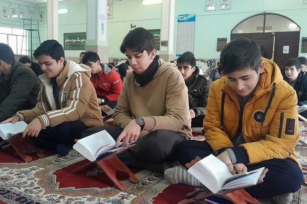 مراسم افطاری در دبیرستان دهخدا ناحیه یک کرج 