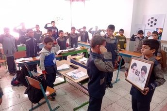 احترام نظامی دانش‌آموزان ملایر در پاسخ توهین به تصویر رهبر معظم انقلاب