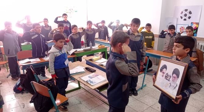 احترام نظامی دانش‌آموزان ملایر در پاسخ توهین به تصویر رهبر معظم انقلاب