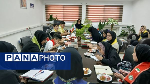 دیدار رئیس سازمان دانش‌آموزی و دانش‌آموزان پیشتاز و خبرنگاران پانا با رئیس سازمان تأمین اجتماعی محمودآباد 