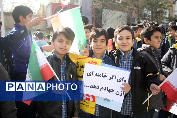 جلوه‌هایی از حضور حماسی دانش‌آموزان قم در راهپیمایی یوم الله ۱۳ آبان