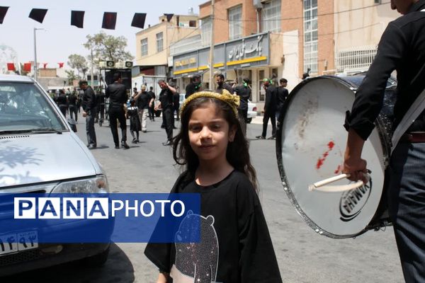زنجیر زنی صبح عاشورا؛ خرامه در سوگ حسین(ع)