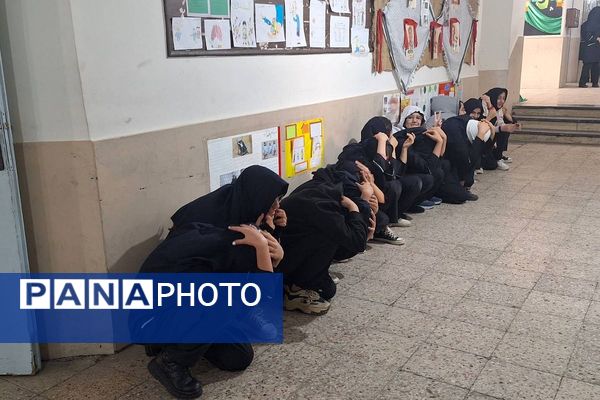 بیست و هفتمین مانور سراسری زلزله و ایمنی در دبیرستان دخترانه فرزانگان شهرقدس با شعار  مدرسه ایمن‌، جامعه تاب آور 