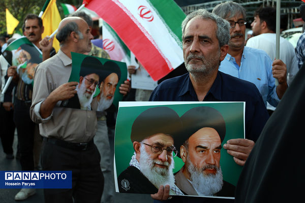 تجمع مردمی بشارت فتح در میدان انقلاب