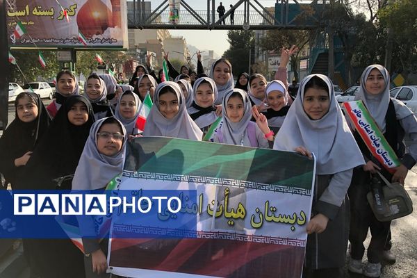 اجتماع عظیم دانش آموزان ناحیه دو شهرری به مناسبت یوم الله ۱۳ آبان در میدان نماز