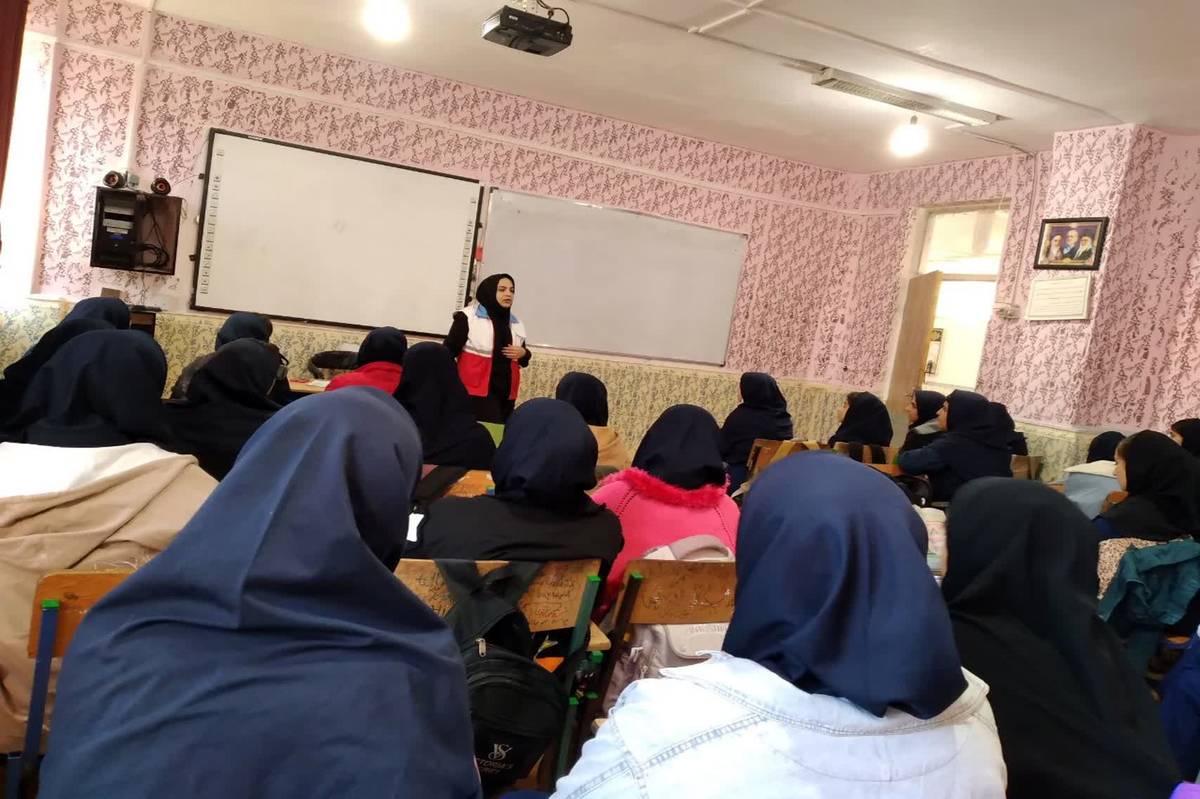 هلال احمر در دبیرستان ریحانه؛روزی‌پر‌ از امید و مهربانی را ساخت