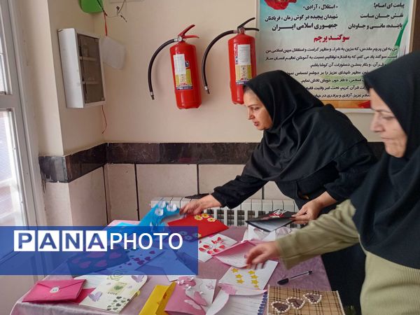ساخت کارت پستال در هفته سلامت‌روان توسط دانش‌آموزان مدرسه مادرمهربان خلیل‌آباد