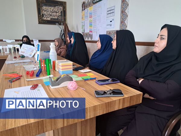 اجرای طرح شورای‌ معلمین هم‌پایه مقطع ابتدایی در دبستان شقایق‌ها شهرستان ملارد 