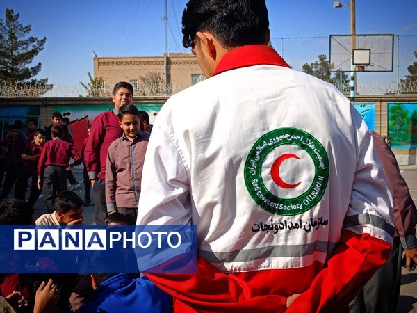 مانور زلزله در دبیرستان میثاق