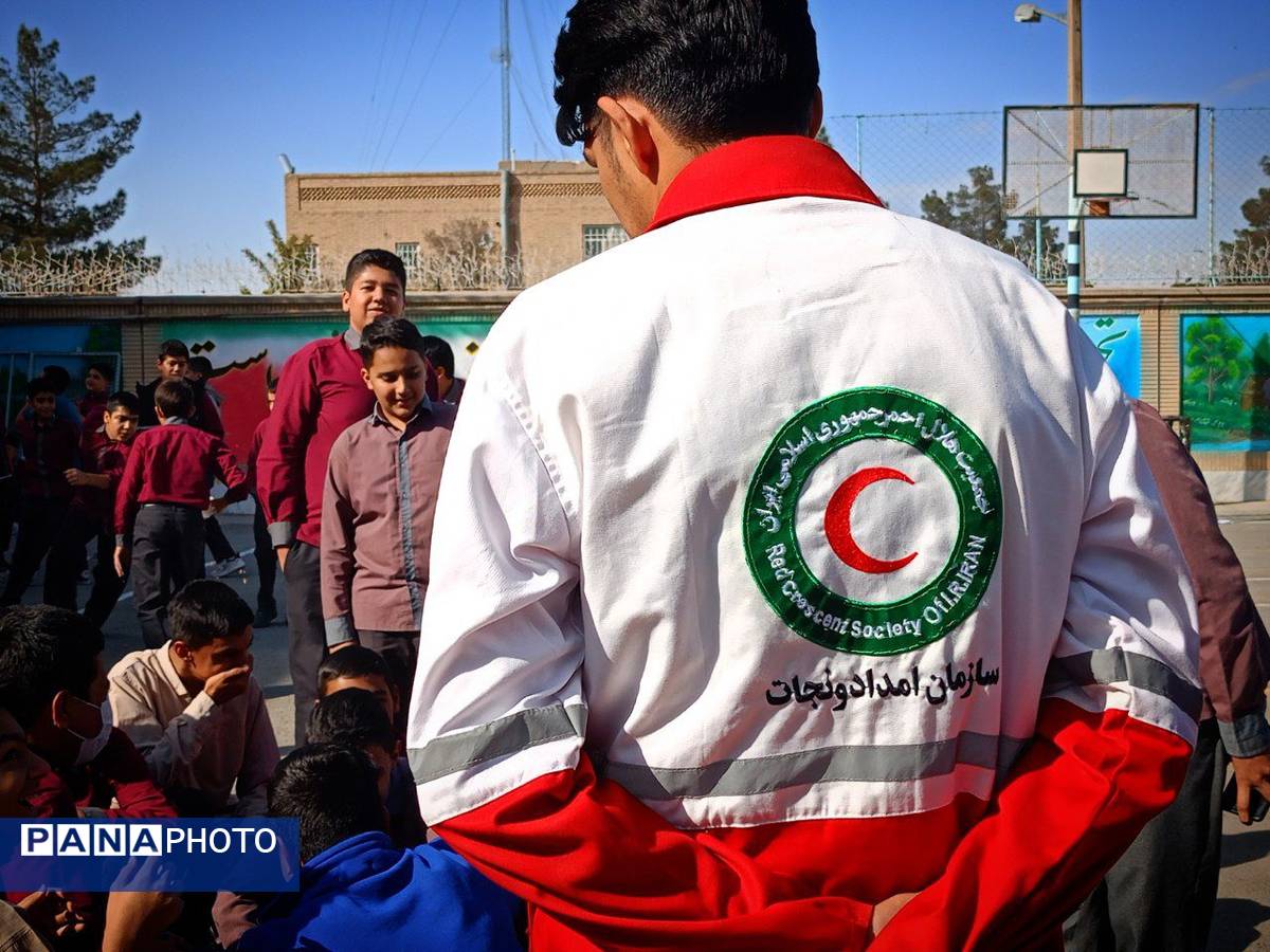 مانور زلزله در دبیرستان میثاق