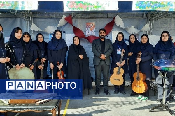 اولین نمایشگاه ماها در دبیرستان فرزانگان ۲ دوره دوم ناحیه ۷ مشهد