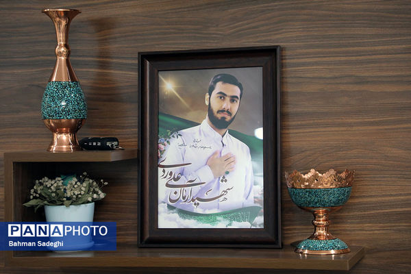 دیدار معاون پرورشی و فرهنگی وزارت آموزش و پرورش با خانواده شهید آرمان علی‌وردی