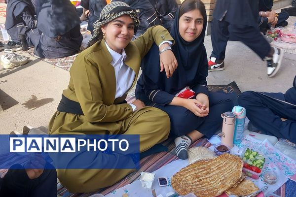 صبحی سالم در دبیرستان دخترانه فرهنگ قرچک