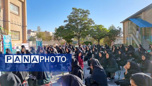 آیین نمادین نواختن زنگ مهر و مقاومت در دبیرستان حضرت معصومه(س) شهرستان فیروزکوه 