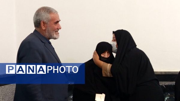 بوسه بر دستان مادر در دبیرستان والدین آناخاتون