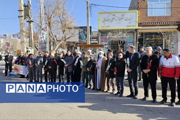 گلباران تمثال مبارک حضرت امام خمینی (ره) در سالروز ورود تاریخی و آغاز دهه فجر انقلاب اسلامی ایران 