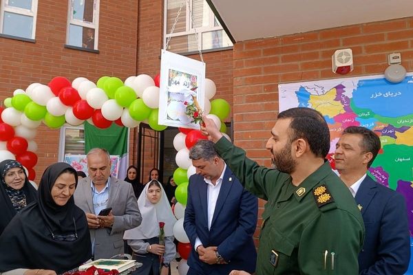 طلوع علم در مدرسه روشنگر با نغمه زنگ مهر