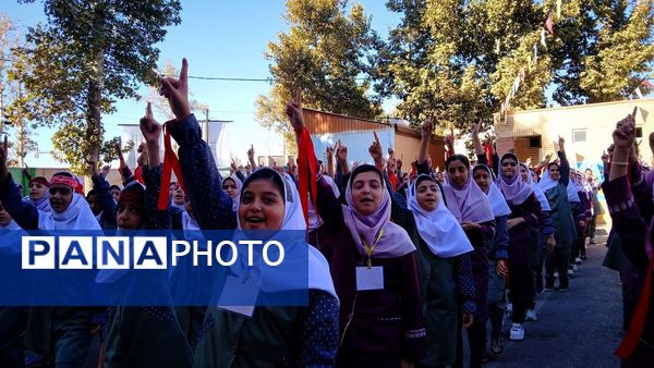 شور میهنی در صف دانش‌آموزان نظرآباد