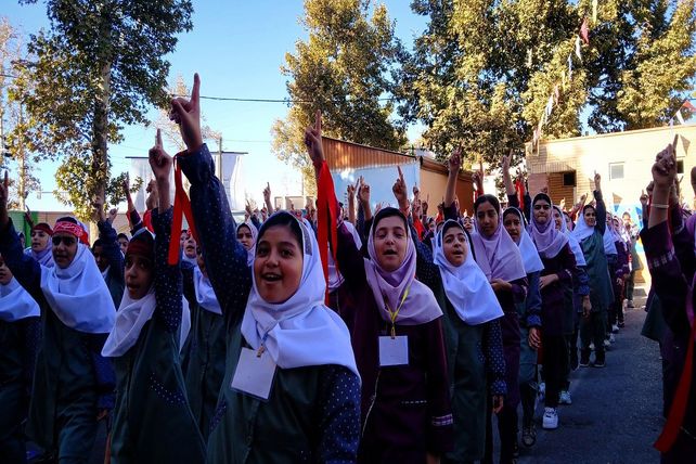 شور میهنی در صف دانش‌آموزان نظرآباد