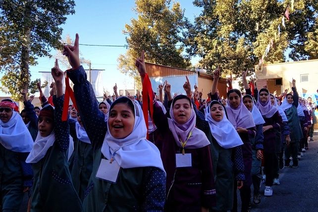شور میهنی در صف دانش‌آموزان نظرآباد