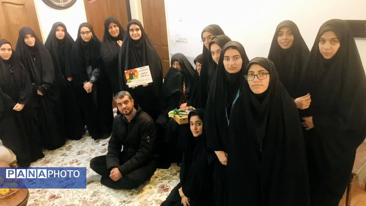 دیدار دانش‌آموزان دبیرستان حضرت ابوالفضل با مادر شهید علی‌اکبر عدم