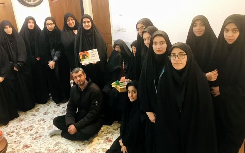 دیدار دانش‌آموزان دبیرستان حضرت ابوالفضل با مادر شهید علی‌اکبر عدم