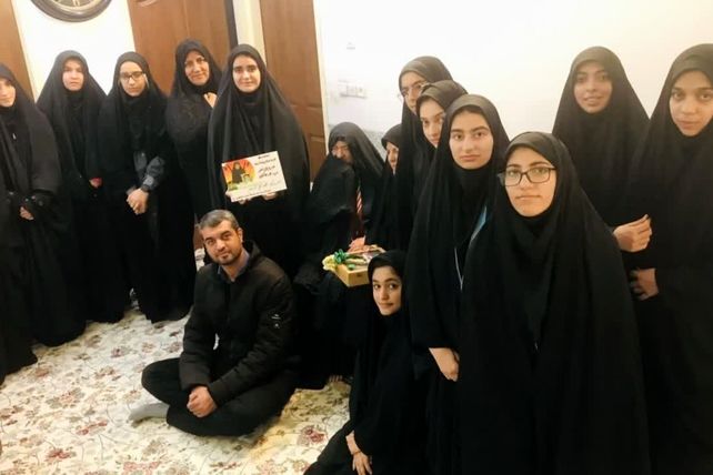 دیدار دانش‌آموزان دبیرستان حضرت ابوالفضل با مادر شهید علی‌اکبر عدم