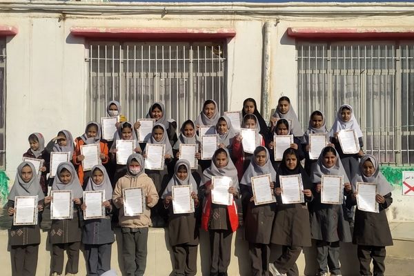 تقدیر از برترین‌های دبستان شهید نجفی فدافن 