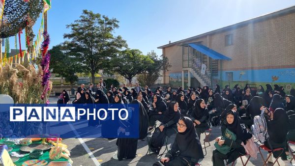 آیین نمادین نواختن زنگ مهر و مقاومت در دبیرستان حضرت معصومه(س) شهرستان فیروزکوه 