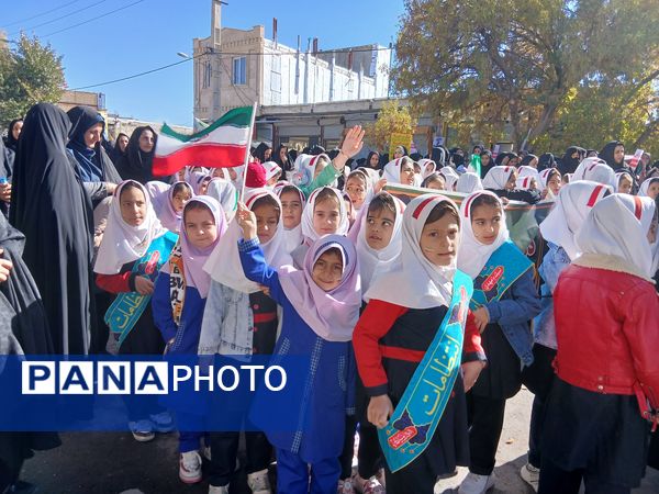 حضور پرشور فرهنگیان و دانش‌آموزان چاراویماق در یوم‌الله  ۱۳ آبان