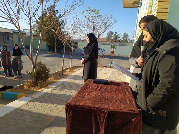مراسم صبحگاه در دبیرستان دخترانه امید 
