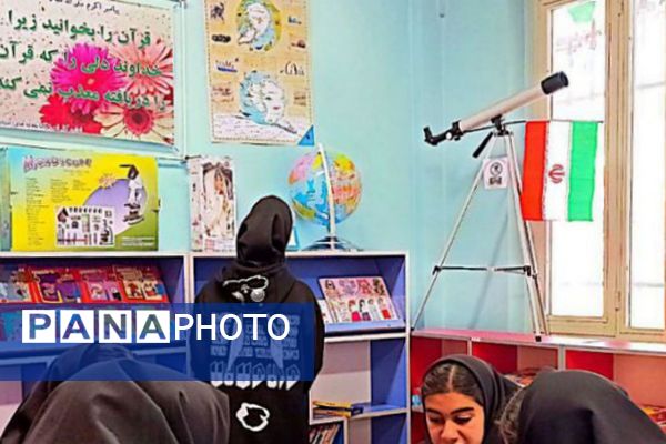 بازدید بچه‌های علاقه‌مند به کتاب دبیرستان حضرت معصومه از نمایشگاه کتاب و کتابخانه شهرستان فیروزکوه