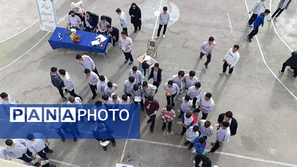 مسابقه «نجات تخم‌مرغ» در دبیرستان شهید بهشتی بهبهان